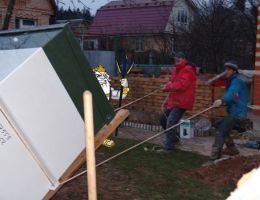 Опускание на дно котлована требует слаженных действий